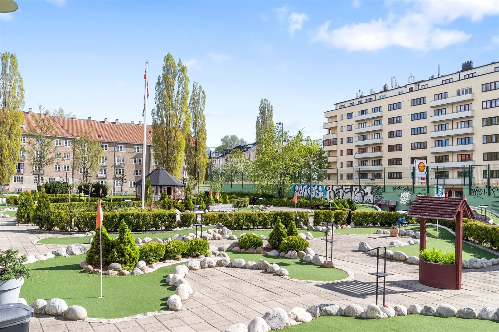 Minigolfanlegg med 18-hullsbane ved Marienlystgarasjene, kun ca. 10 minutters gange unna leiligheten. Galleribilde