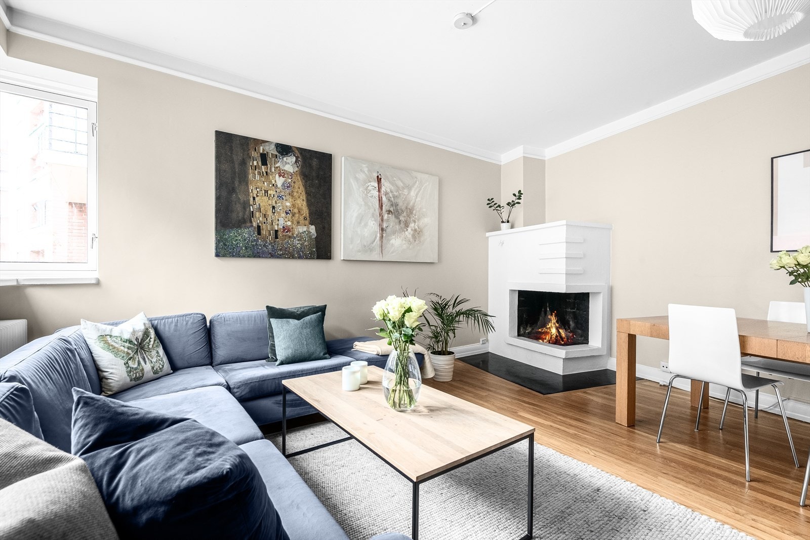 Originalt ildsted i stuen gir en klassisk varme og atmosfære. Galleribilde