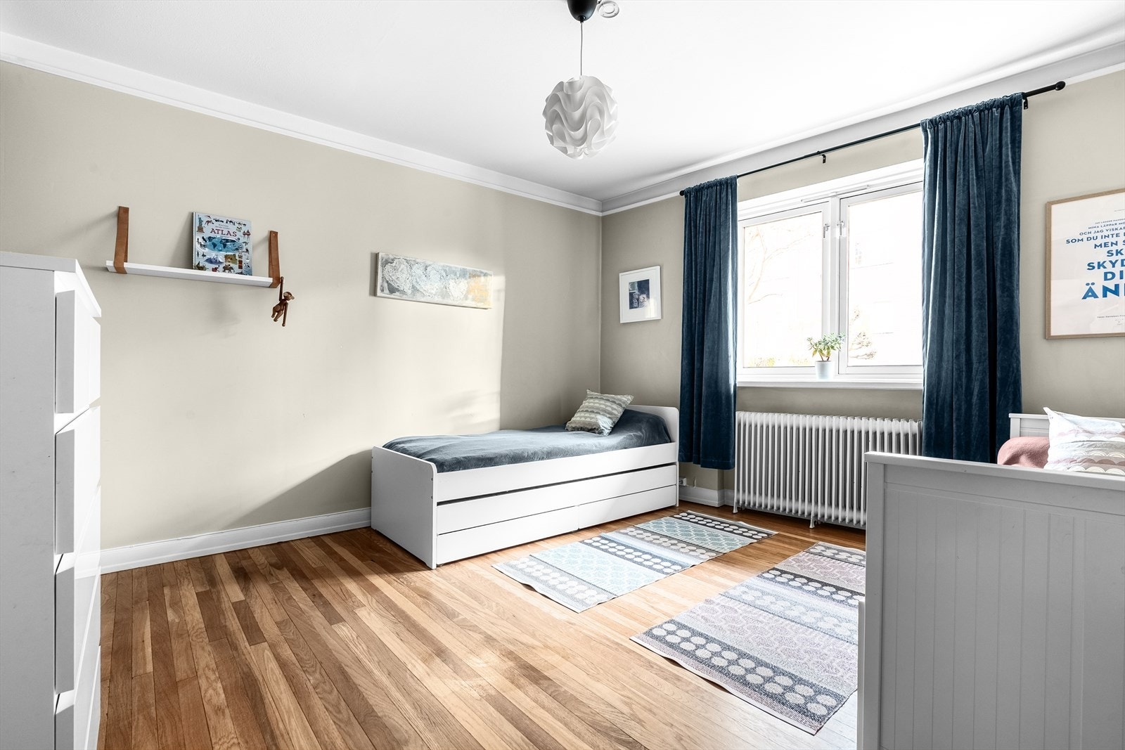 Soverom II med store vinduer og god plass. Galleribilde