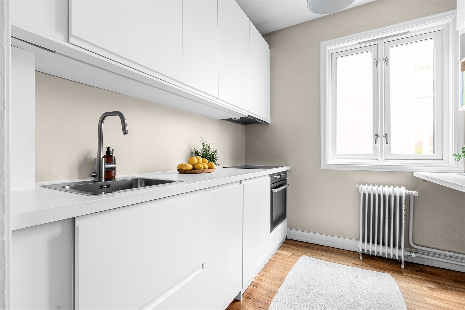 Kjøkkenet er utstyrt med induksjonskoketopp, komfyr, kjøl/frys, smal oppvaskmaskin og smal vaskemaskin. Galleribilde