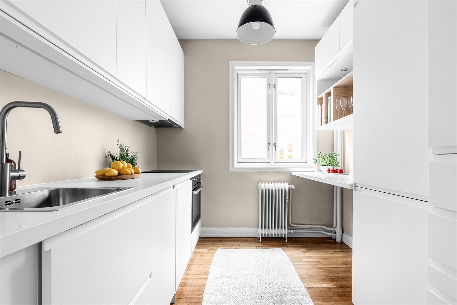 Ikea kjøkkeninnredning med slette fronter og laminat benkeplate. Galleribilde