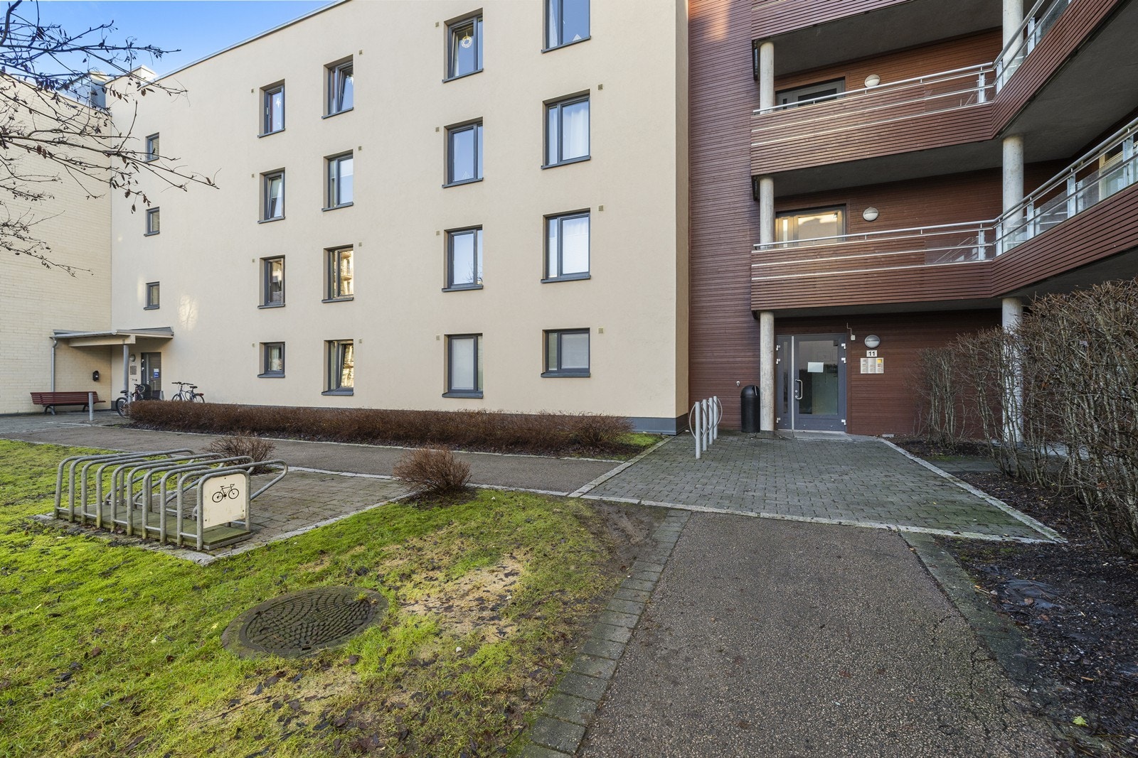 Eiendommen ligger i et rolig og veletablert boligområde på Rolvsrud. Galleribilde