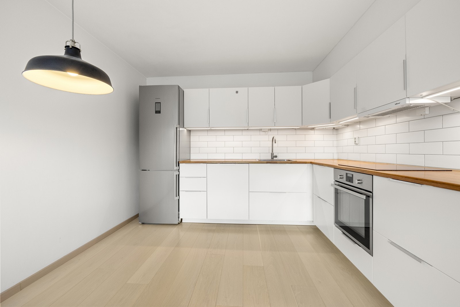 Kjøkkenet er utstyrt med integrert komfyr, avtrekksvifte og oppvaskmaskin. Galleribilde