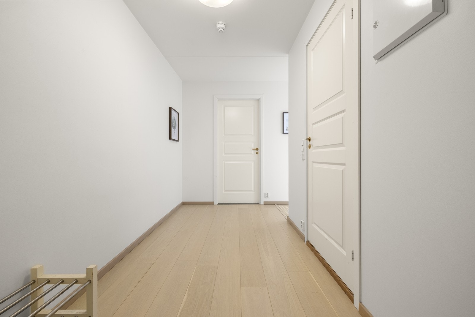 Gangen har malte flater og lyse, profilerte lettdører. Galleribilde