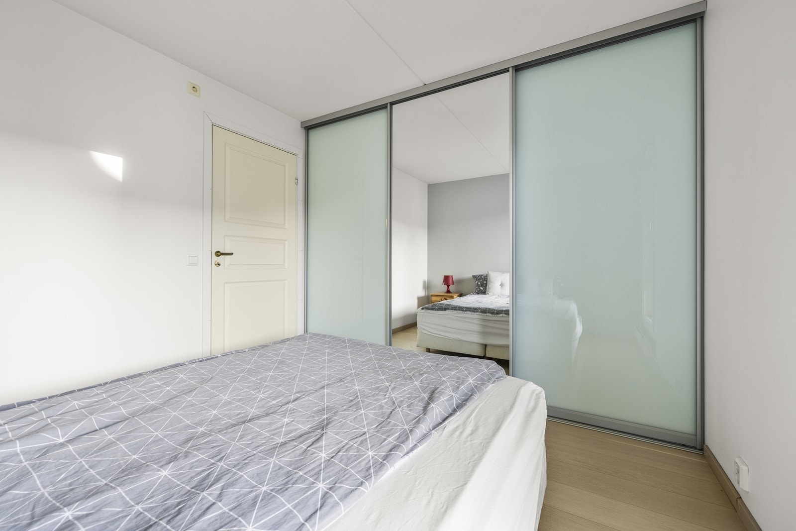 En romslig skyvedørsgarderobe med speilfronter gir gode oppbevaringsmuligheter. Galleribilde