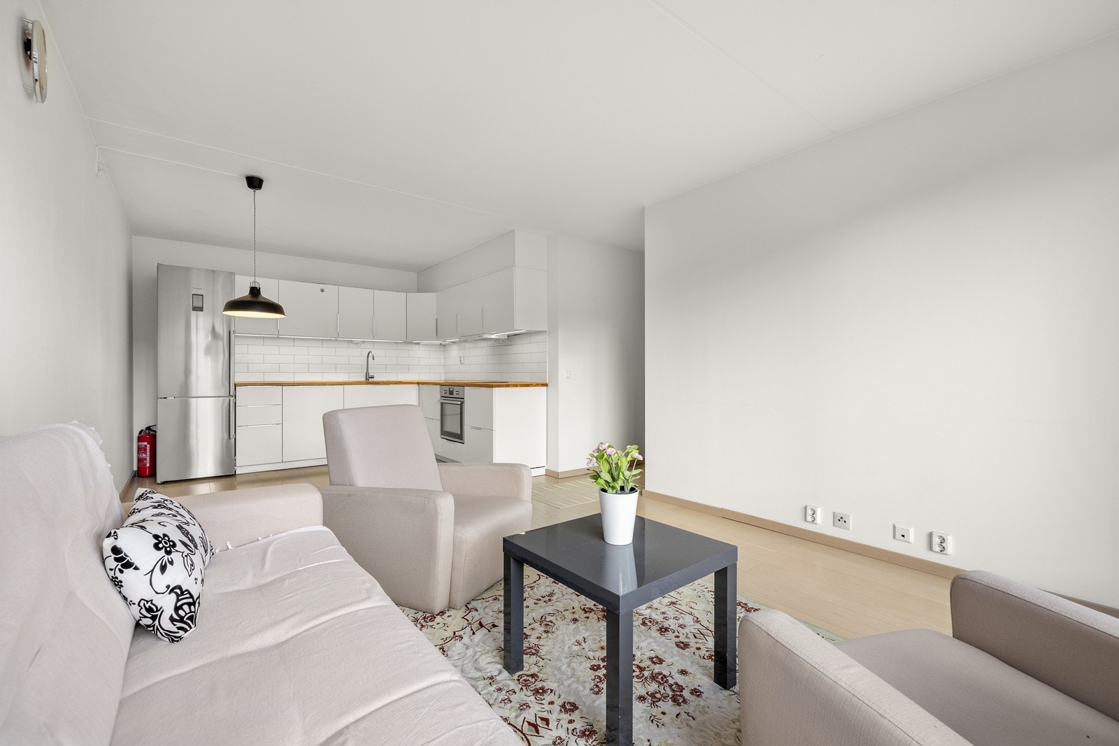 Leiligheten har en gjennomgående lys og nøytral fargepalett på vegger og i himling. Galleribilde