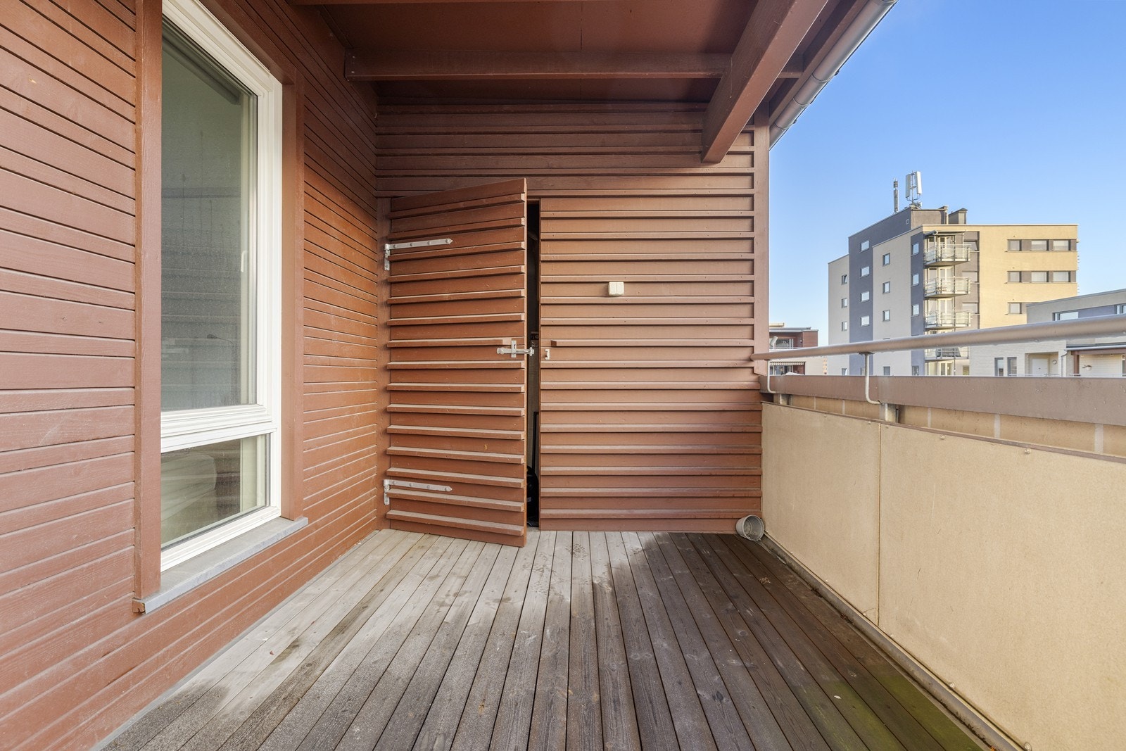 En praktisk utvendig bod på 3 m² er tilknyttet balkongen. Galleribilde