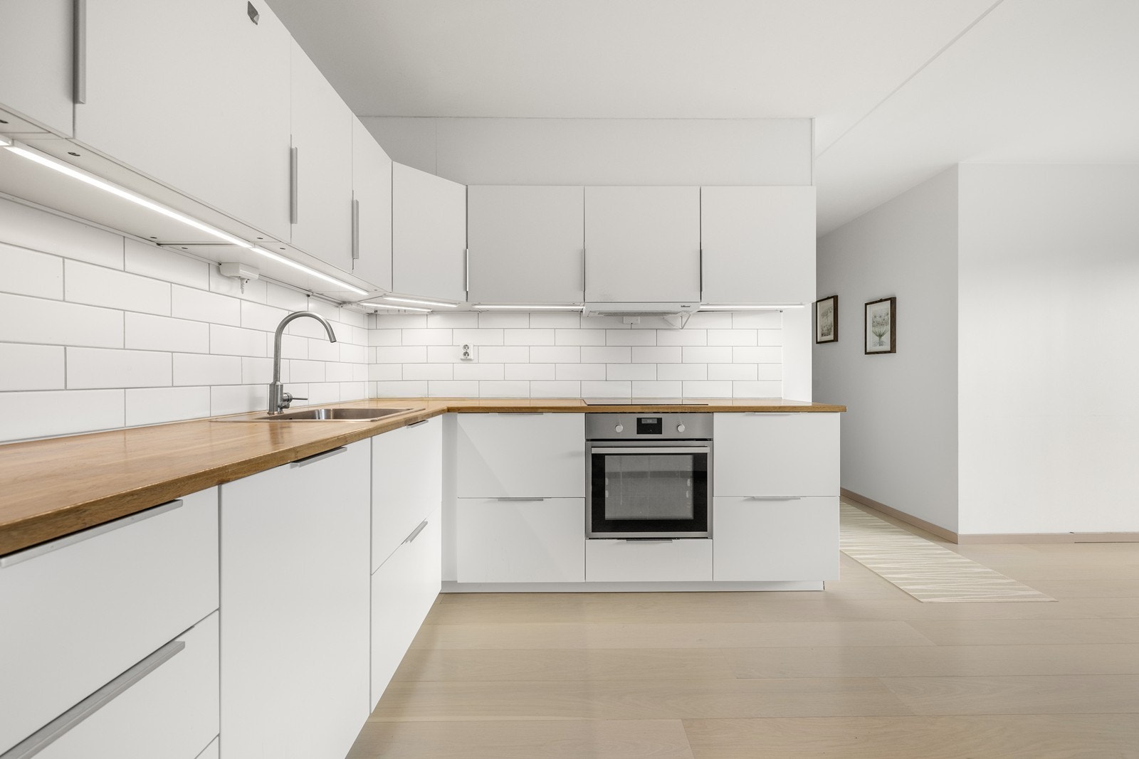 Godt med benke- og skapplass gir et funksjonelt og ryddig kjøkken. Galleribilde