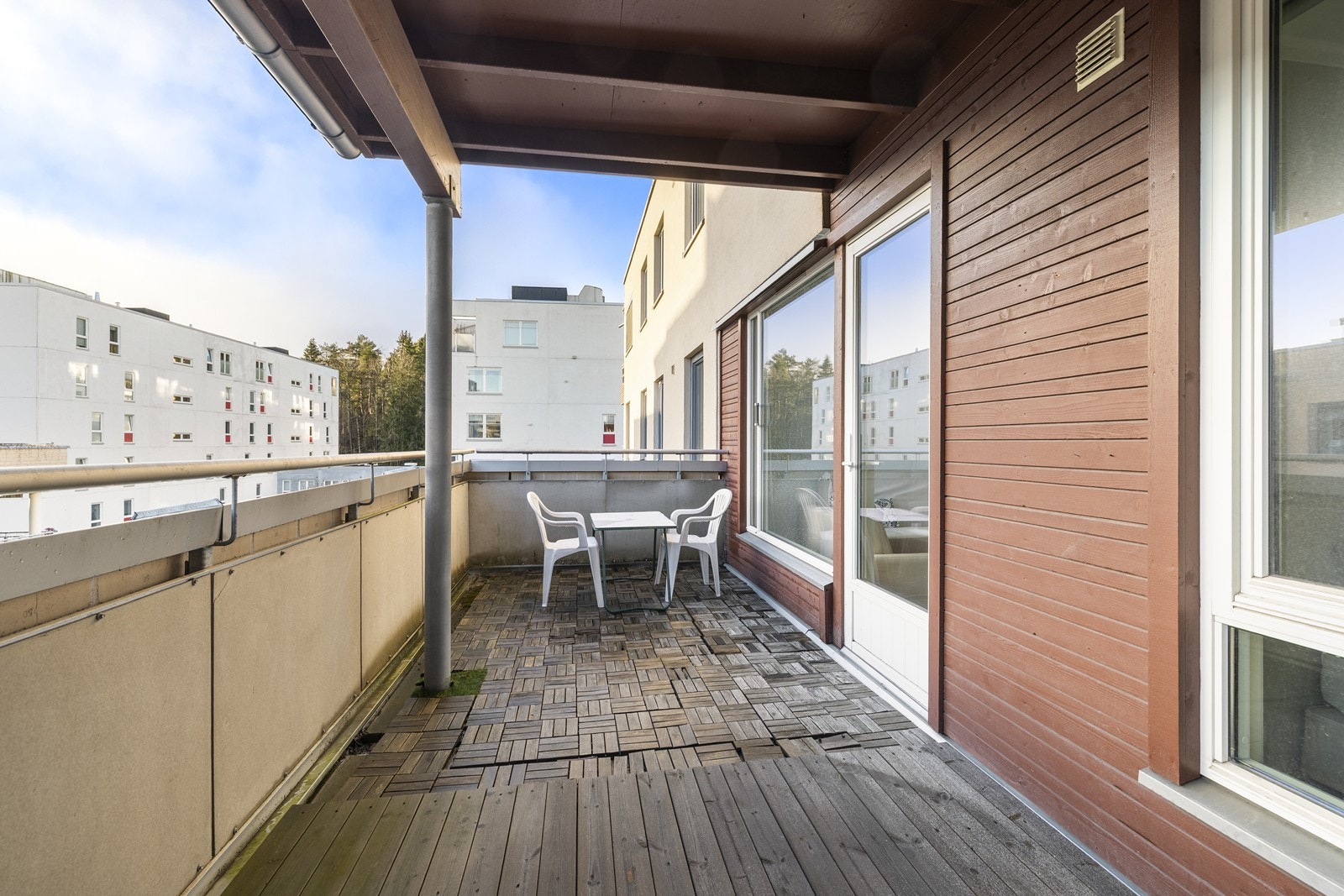 Den store balkongen på 14 m² fungerer som en flott forlengelse av boarealet. Galleribilde