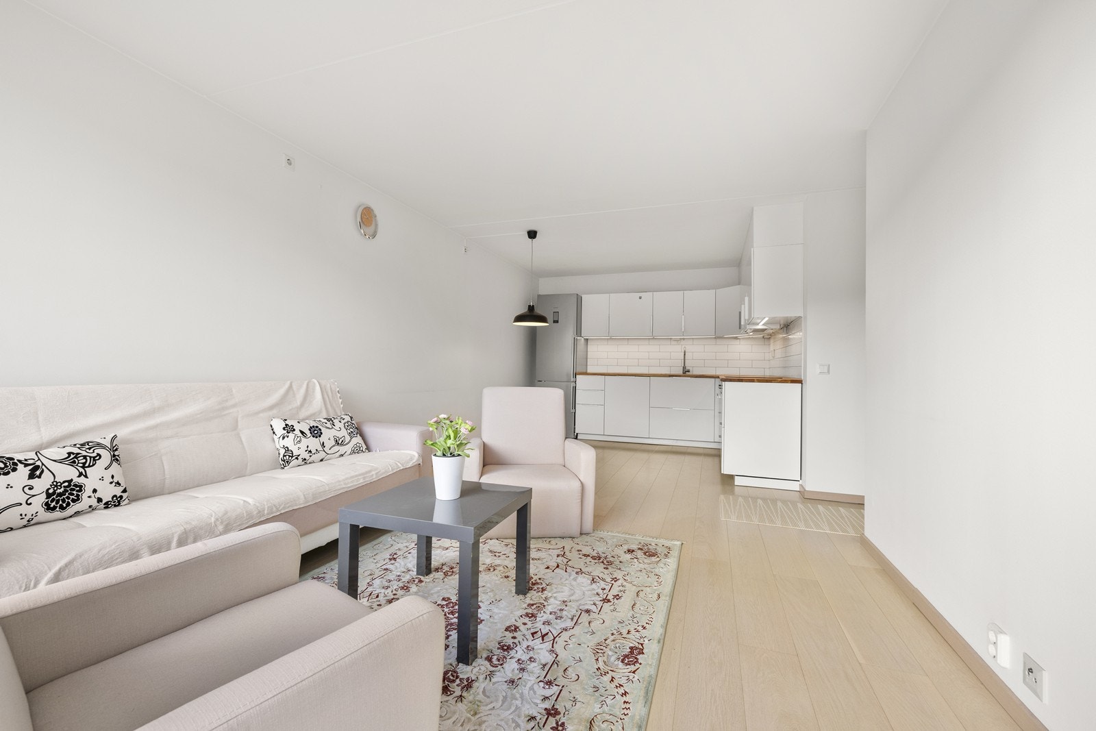 Den åpne løsningen mellom stue og kjøkken gir en sosial og luftig atmosfære. Galleribilde