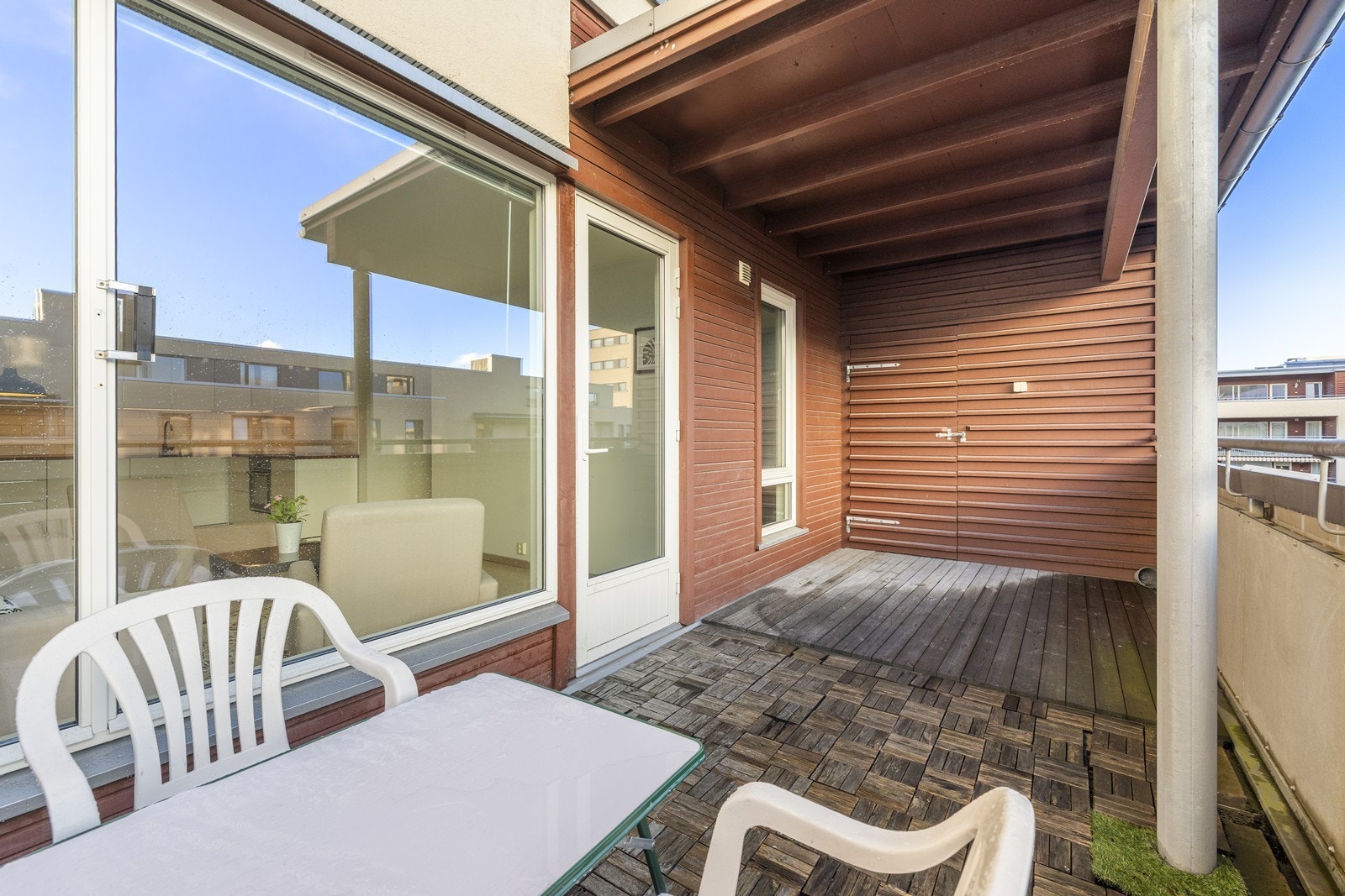 Balkongen har gulv belagt med trefliser og adkomst fra stuen via balkongdør fra Nordan. Galleribilde