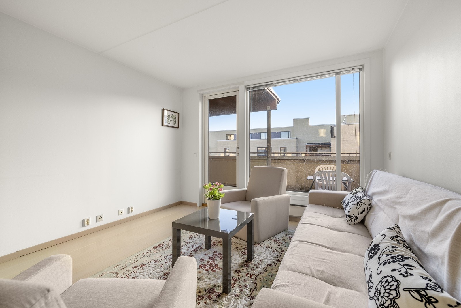 Store vindusflater fra byggeåret 2008 slipper inn rikelig med dagslys. Galleribilde