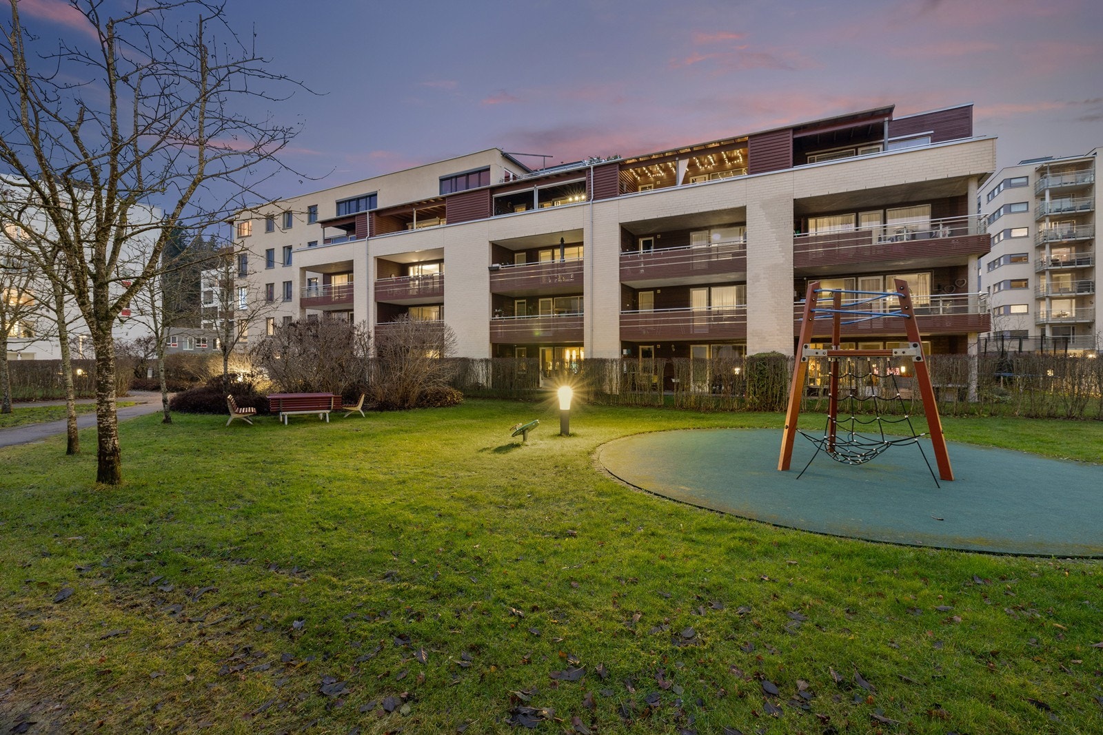 Kollektivtilbudet er godt, med bussholdeplassen Vallerudveien få minutter unna med avganger mot Oslo. Velkommen til visning! Galleribilde