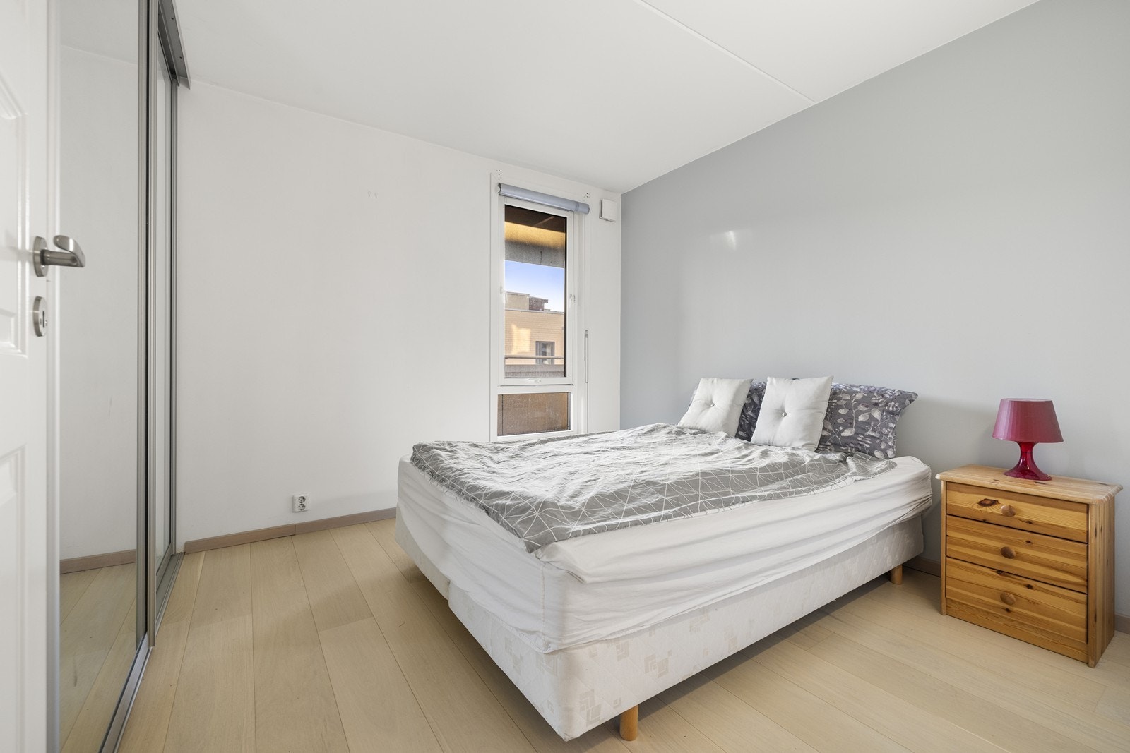 Soverommet har god plass til dobbeltseng og tilhørende møblement. Galleribilde