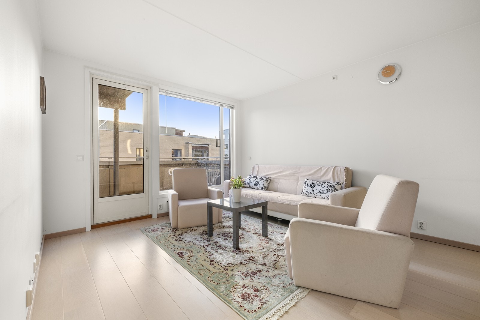 Stuen er et lyst og åpent rom med direkte utgang til balkongen. Galleribilde