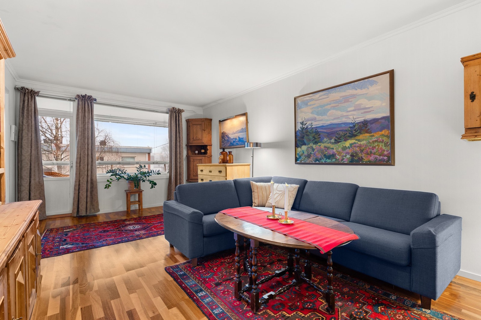 Store gode vindusflater gir mye lys. Vinduer på kjøkken, spisestue og alle soverom med 3-lags energiglass fra 2012. Stuevindu og balkongdør med 2-lags isolerglass fra 1989. Galleribilde