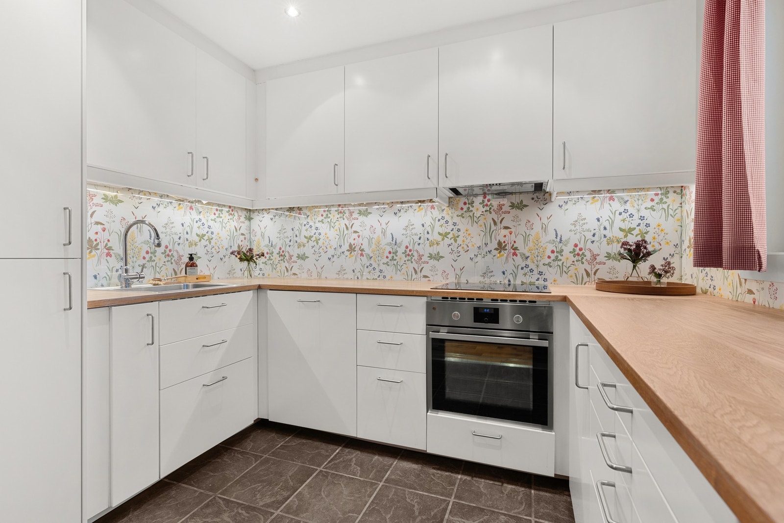 Integrert oppvaskmaskin, kjøle- og fryseskap, stekeovn og keramisk koketopp. Det er montert komfyrvakt. Galleribilde