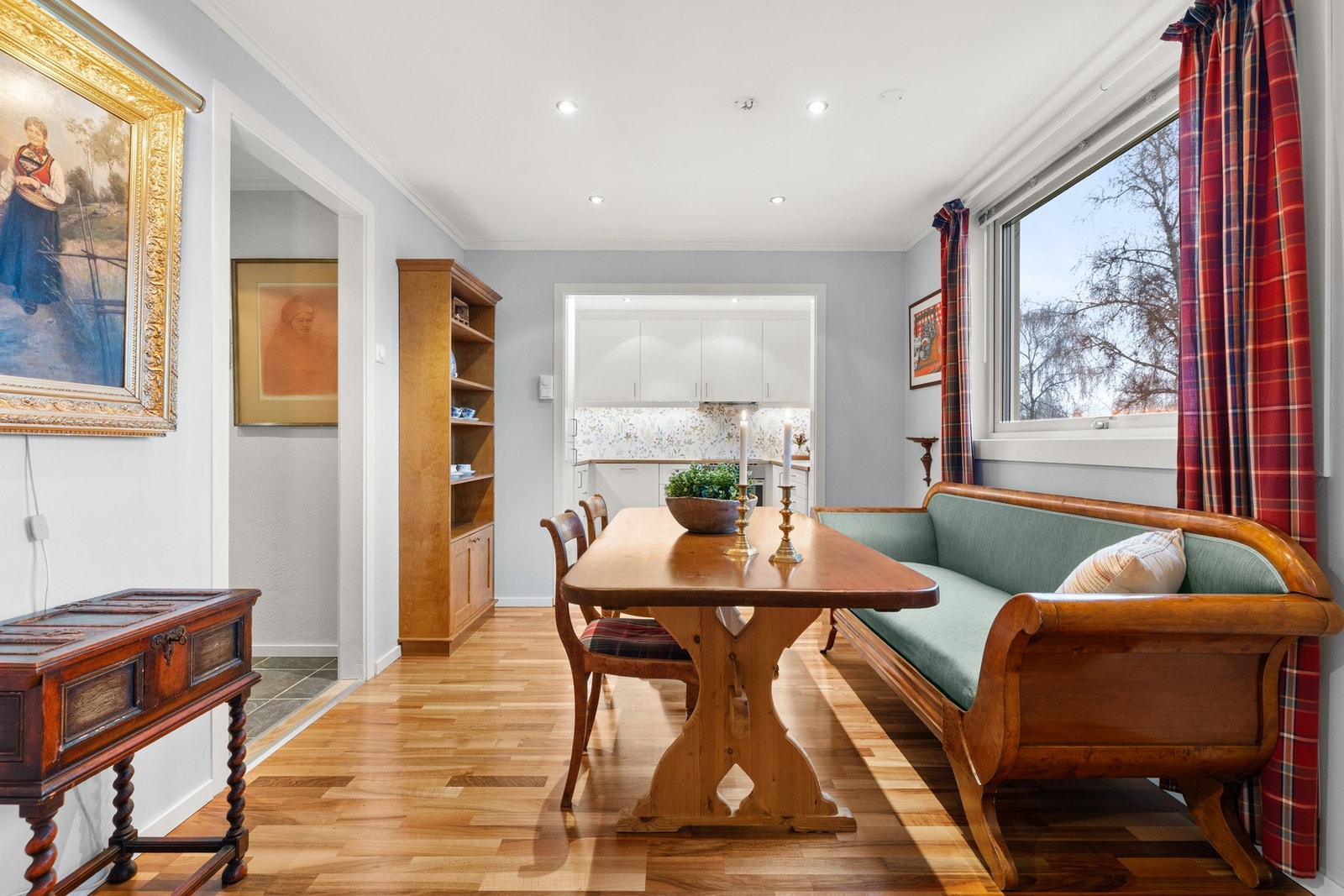 Kjøkkenet er romslig og gir god plass til et stort spisebord med plass til hele familien samt gjester. Galleribilde