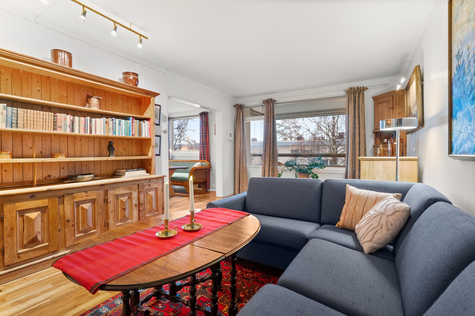 Leiligheten er gjennomgående i bygget og lysforholdene er upåklagelige. Galleribilde