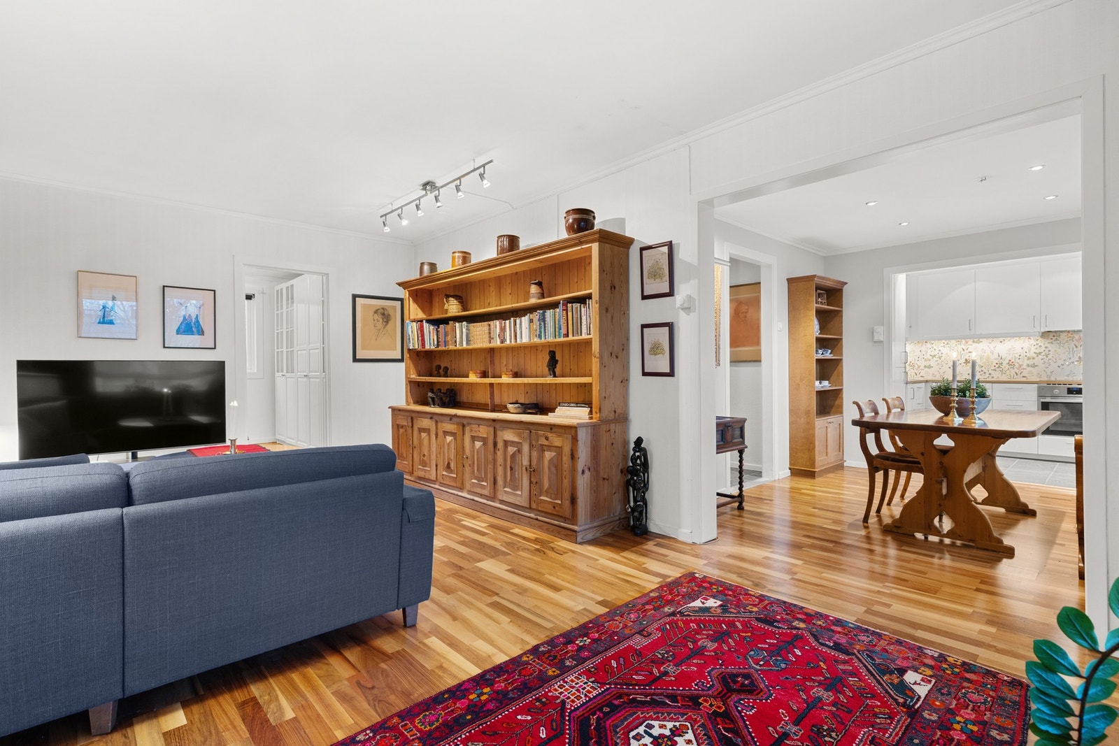 Boligen har en svært god planløsning med kjøkken i åpen løsning ut mot stue. Galleribilde