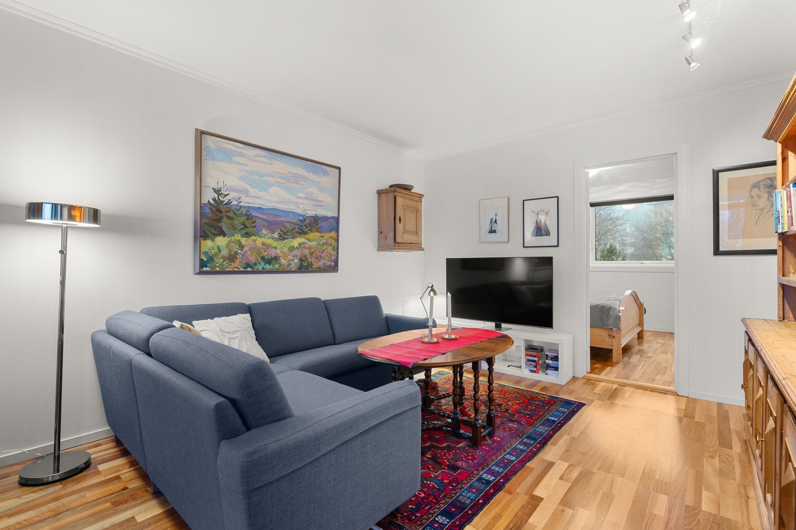 Stuen gir god plass for sofaløsning med tilhørende møblement. Galleribilde