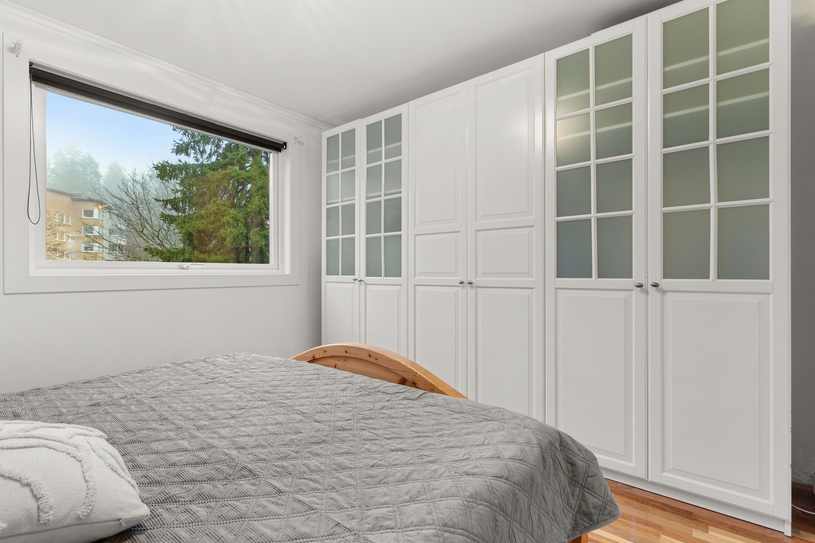 Leiligheten har tre romslige soverom, hvor alle er av god størrelse og har fine lysforhold. Galleribilde