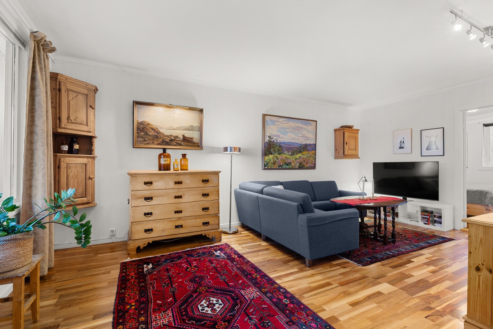 En meget romslig 4-roms leilighet med flott beliggenhet i grønne omgivelser. Galleribilde