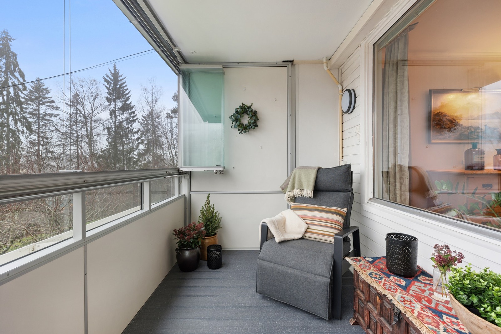 Leiligheten ligger i en praktisk 2.etasje med lite form for innsyn. Galleribilde