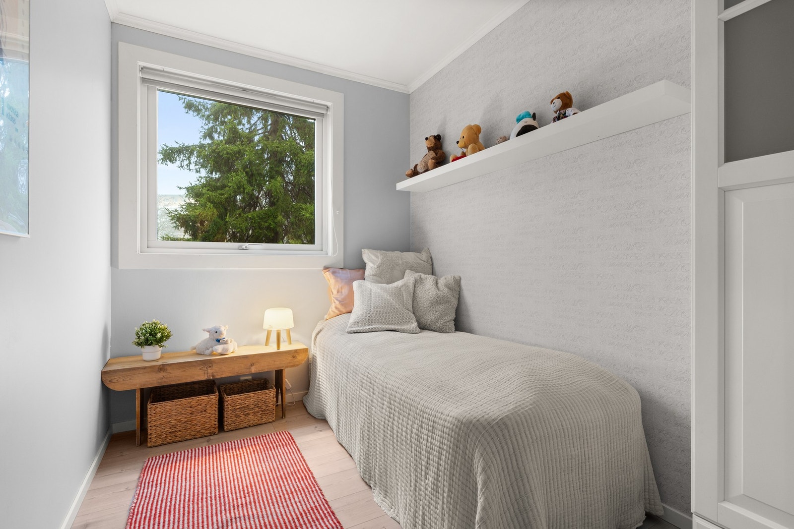 Soverom nr. 2. Det andre soverommene har også fin plass til seng, skrivebord og garderobe/kommode. Galleribilde