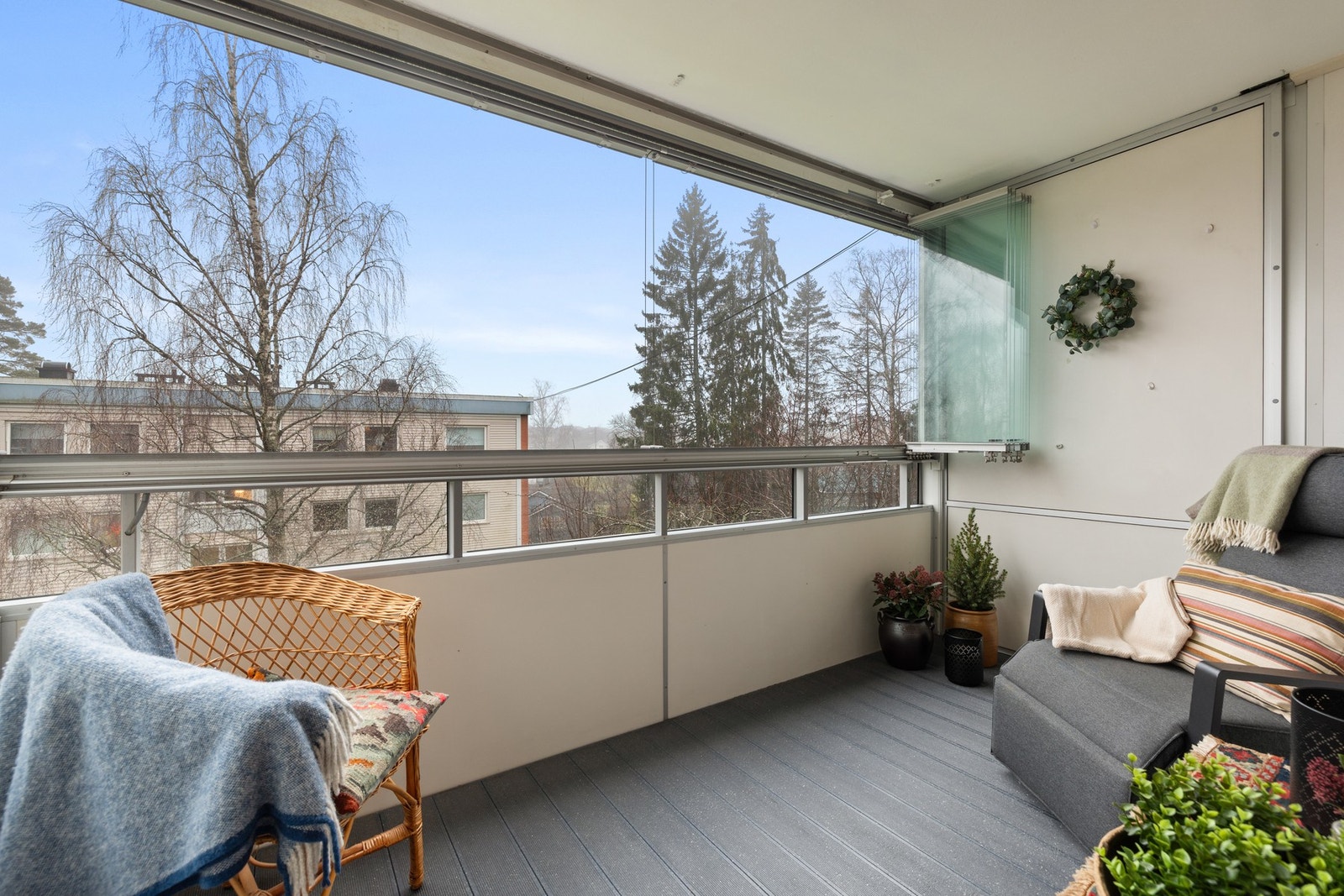 Stue med utgang til solrik, sydvestvendt innglasset balkong på 7,5 m². Galleribilde