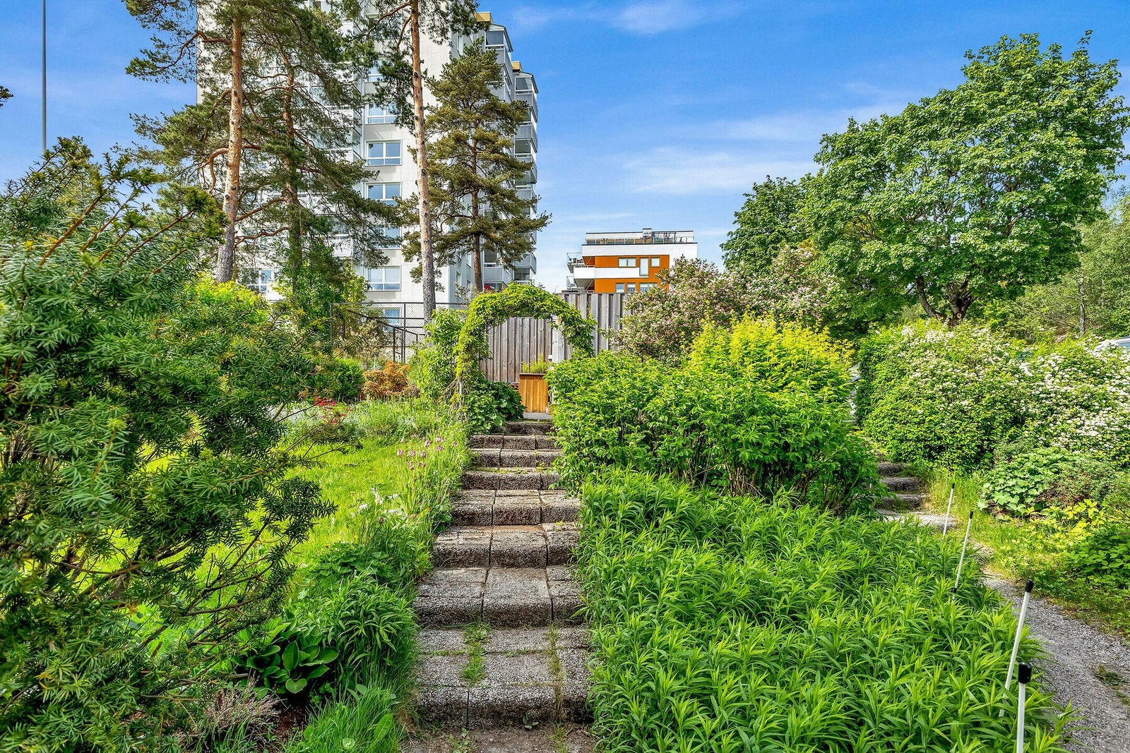 Borettslaget har pent opparbeidede fellesområder og lekeplass. Galleribilde