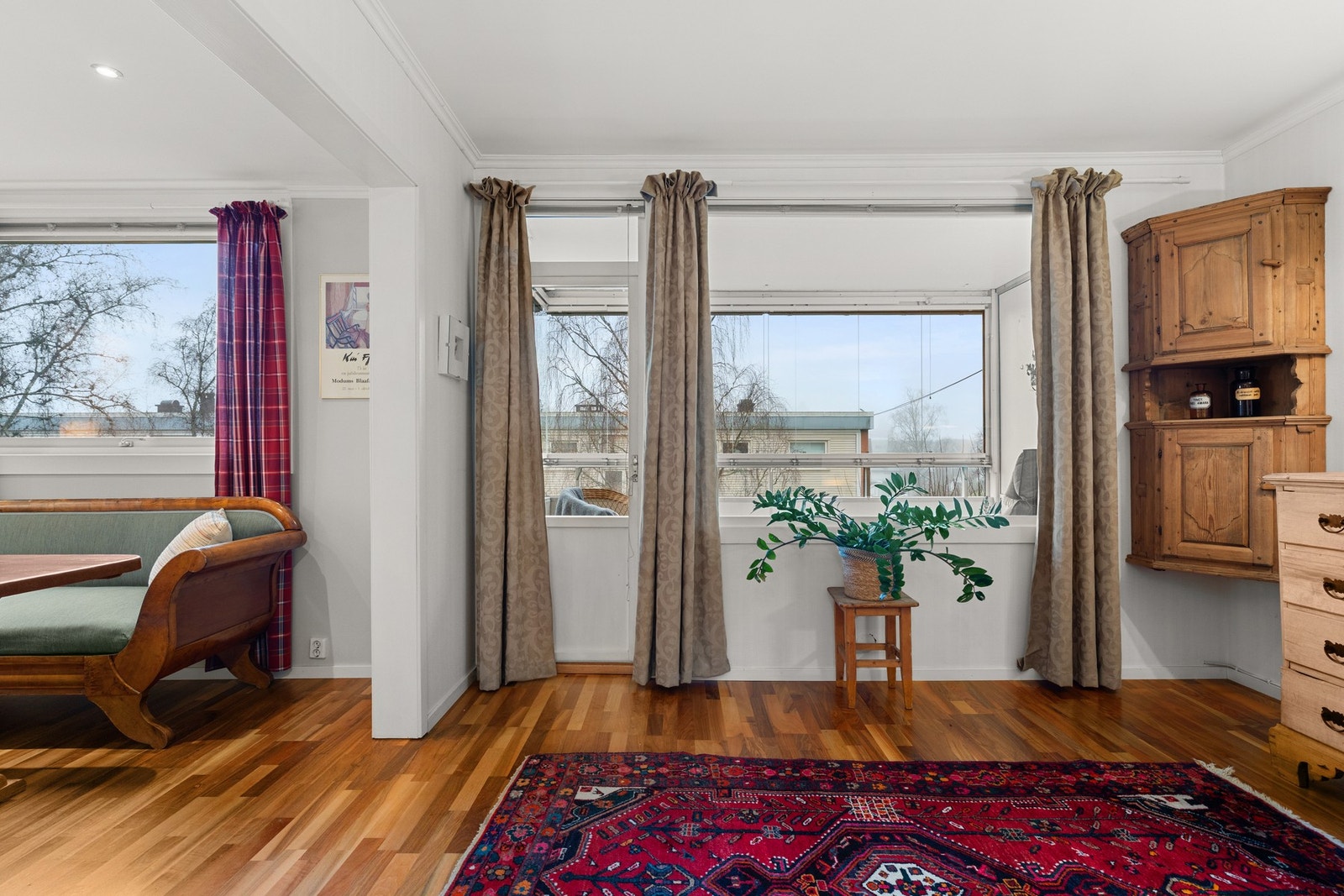 Parkettgulv i stue og spisestue. Galleribilde