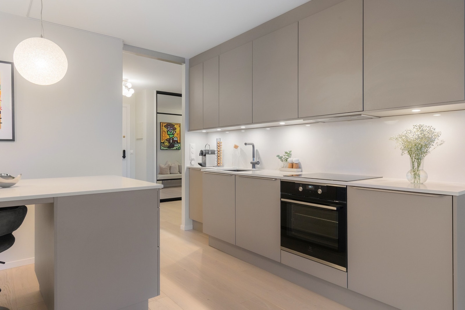 Kjøkkenet var nytt i 2021 og er levert av HTH. Galleribilde