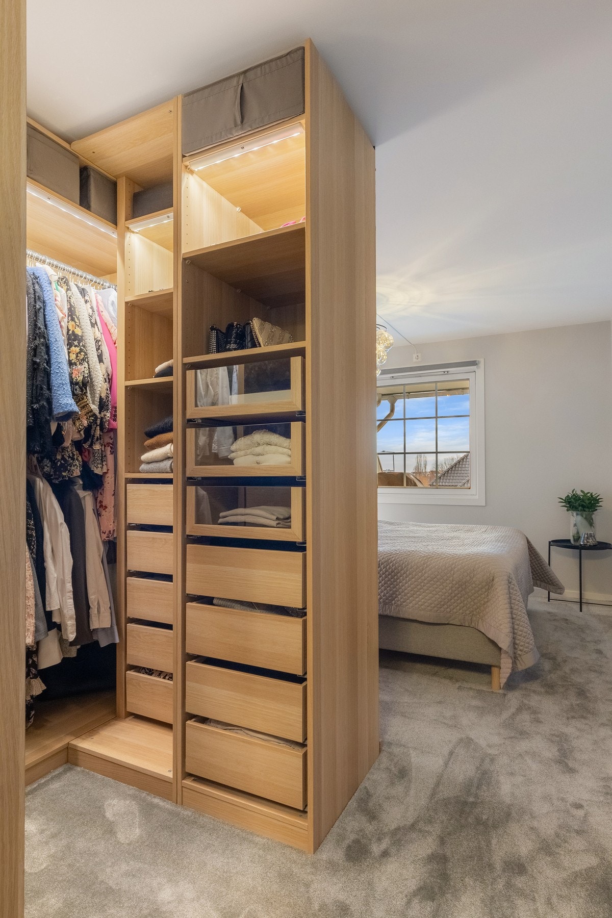 Hovedsoverom med walk-in garderobe med både skuffer og oppheng. Galleribilde