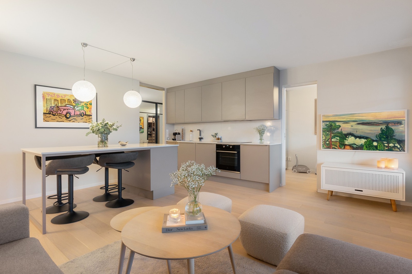 Nydelig leilighet som gjennomgikk en betydelig oppussing og ombygging i 2021 med bl.a. nytt HTH kjøkken. Galleribilde