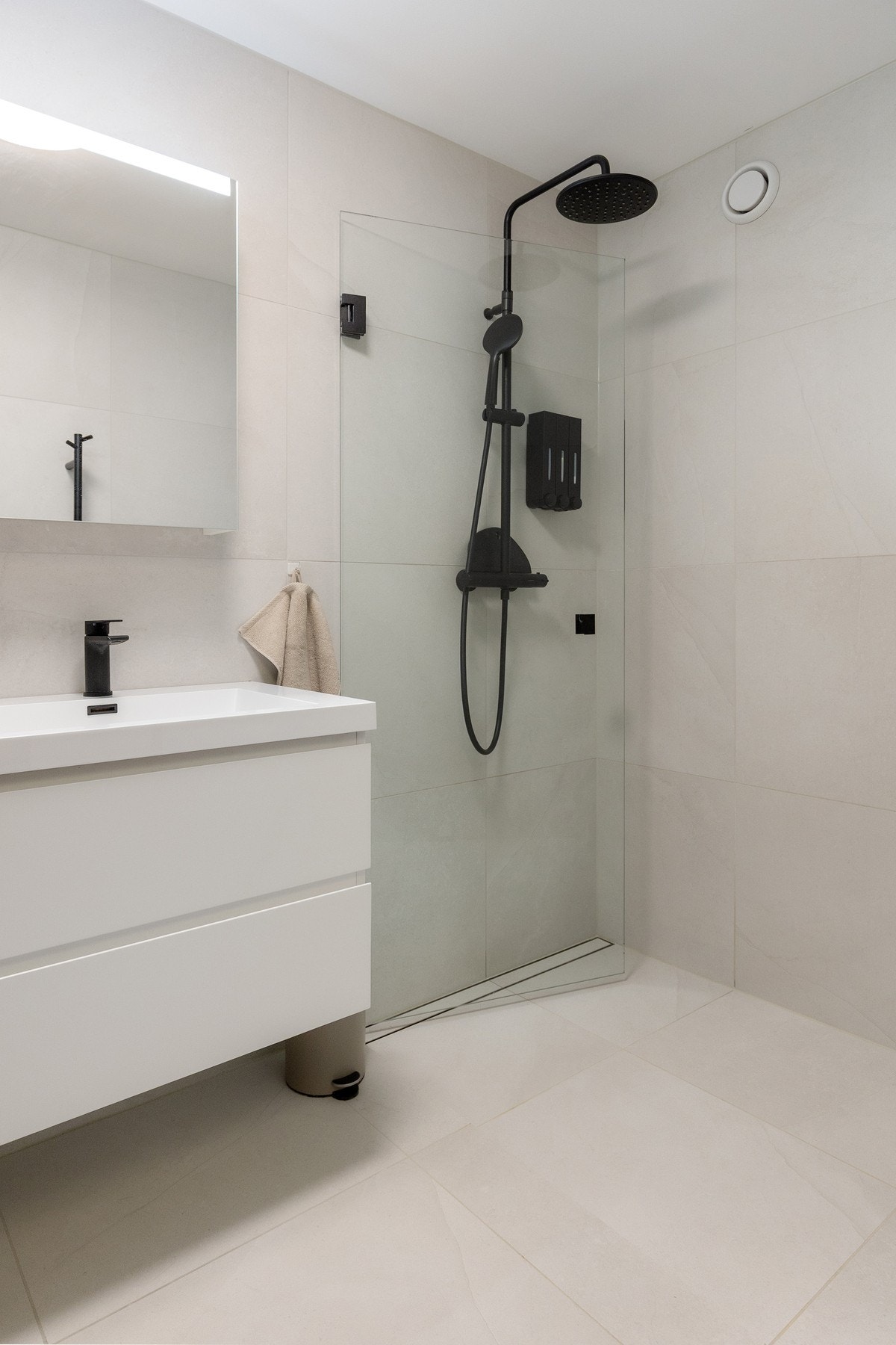 Hovedbadet har dobbel servant med underskap, speilskap med innfelt lys, regnfallsdusj, og varmekabler med termostat. Galleribilde