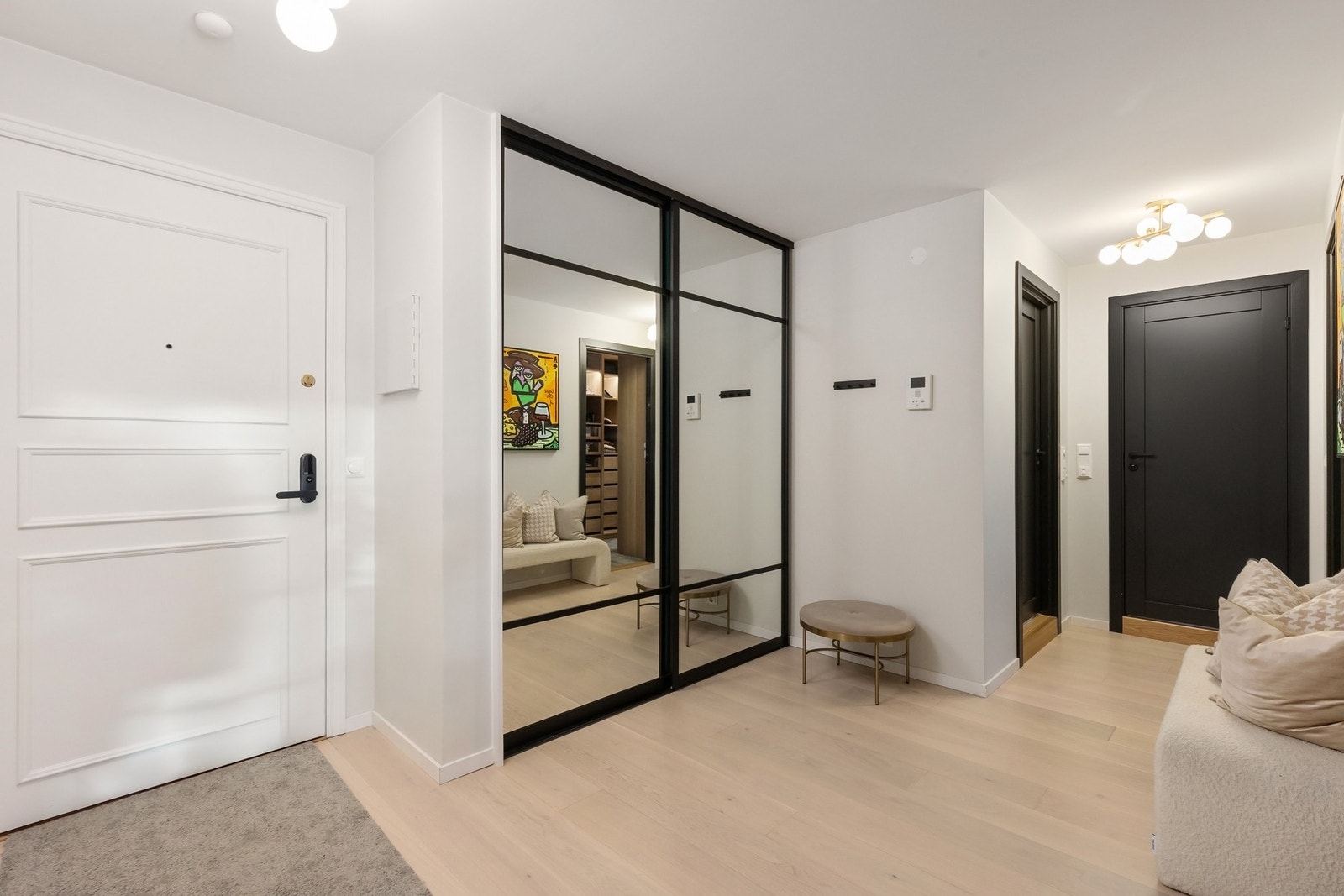 Romslig entre med skyvedørsgarderobe i speil. Galleribilde