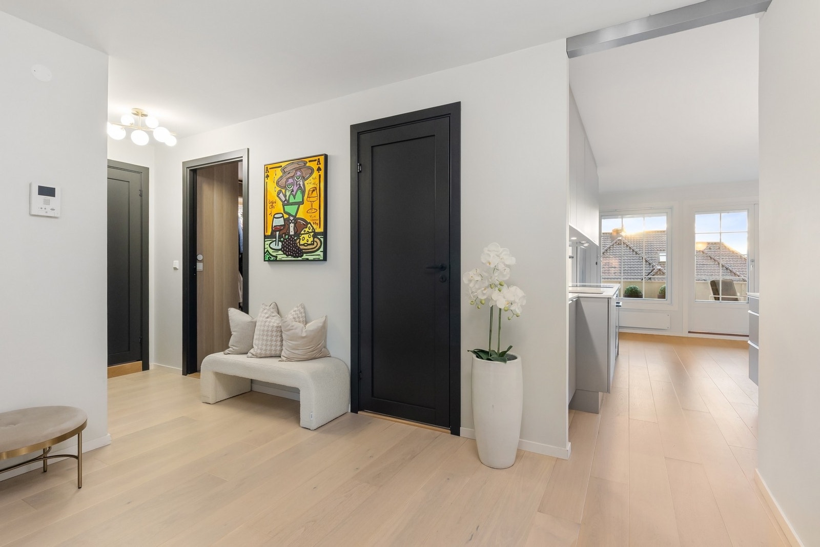 Gjennomført stil med sorte detaljer som karmer, innerdører, spilevegger mm. Galleribilde