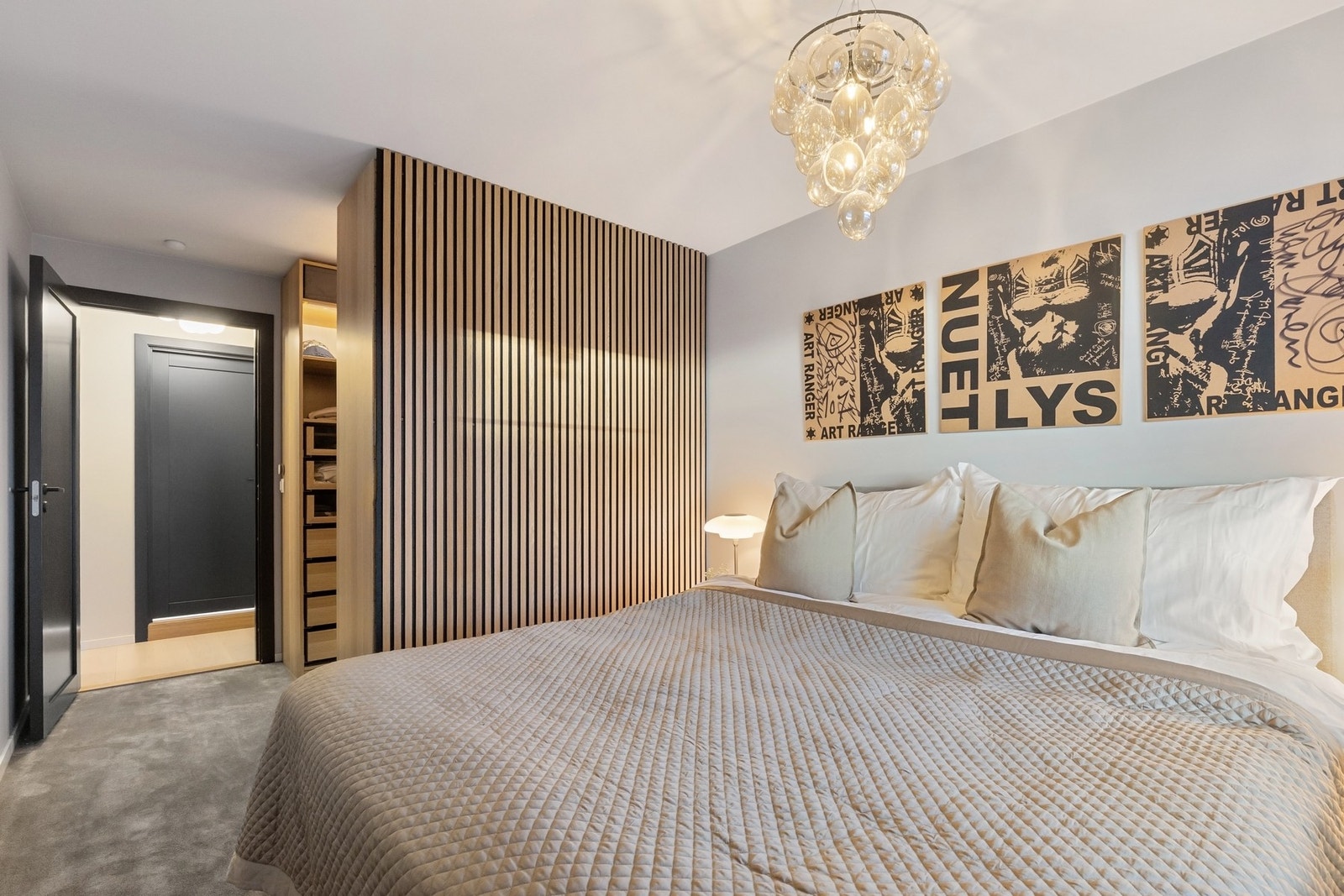 Hovedsoverom med fin spilevegg på walk-in garderobe. Galleribilde