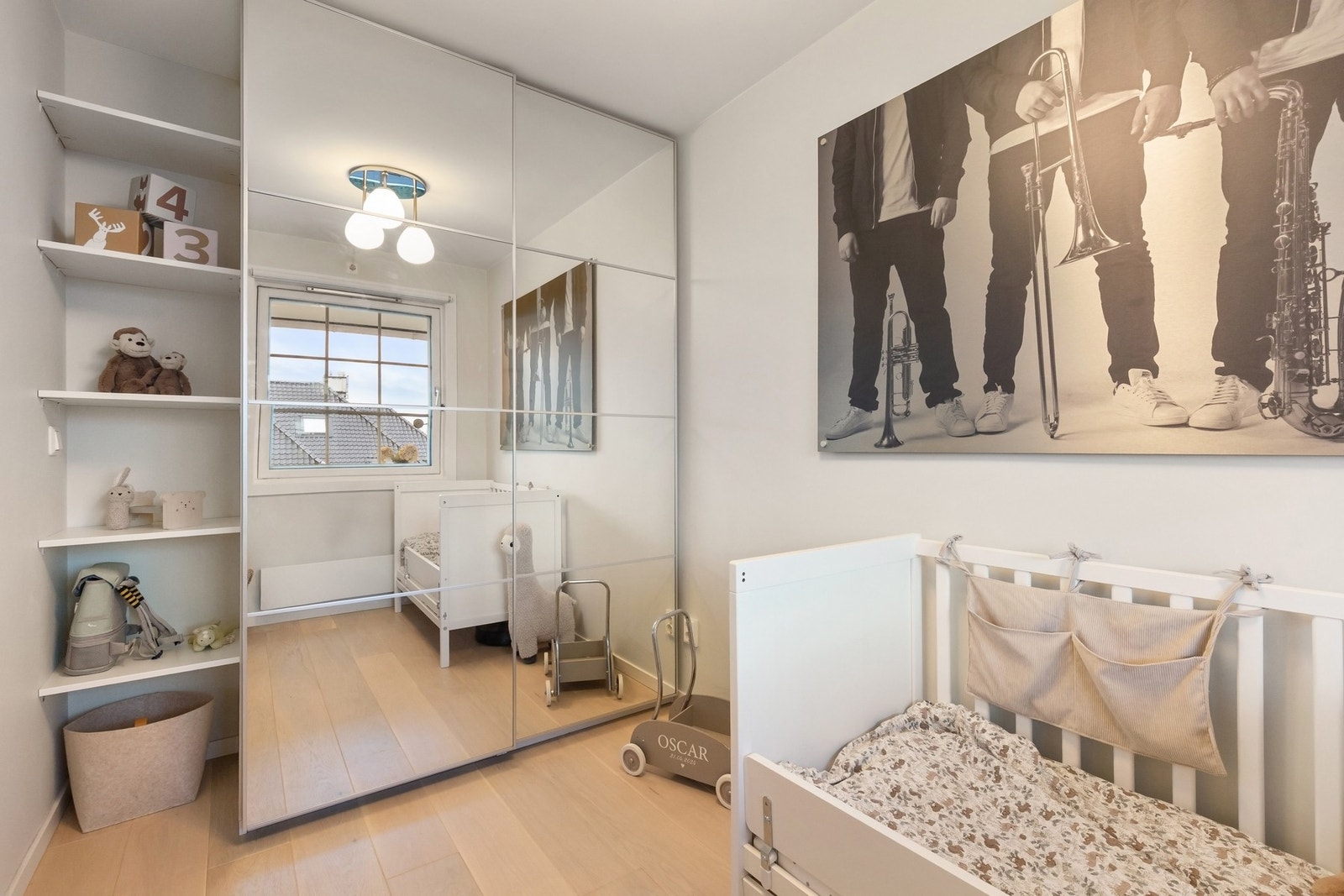 Soverom 2 med skyvedørsgarderobe i speil. Galleribilde