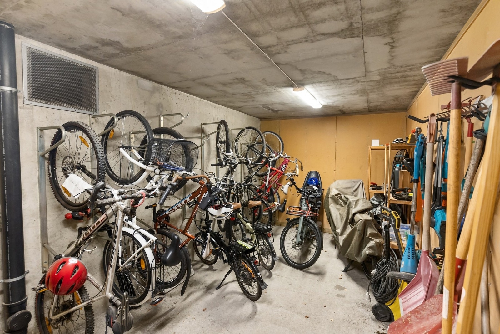 Felles sykkelparkering. Galleribilde