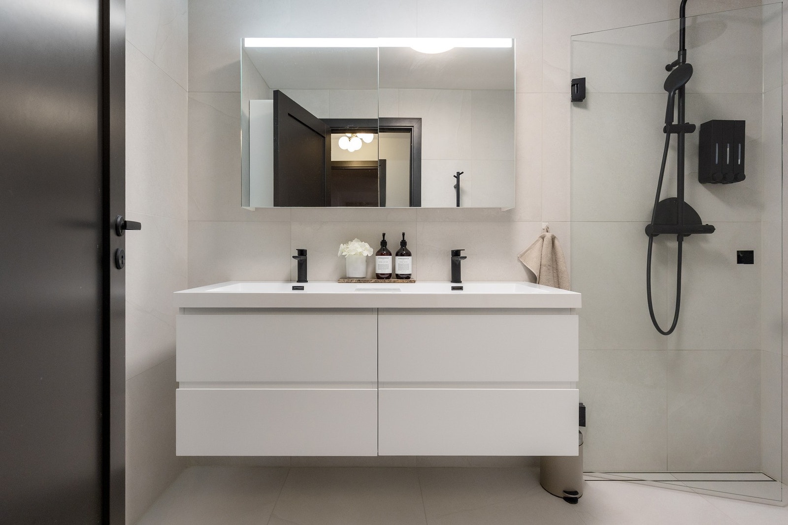 Bad og toalettrom er bygget om og pusset opp i delikate farger og har en svært gjennomtenkt innredning. Galleribilde