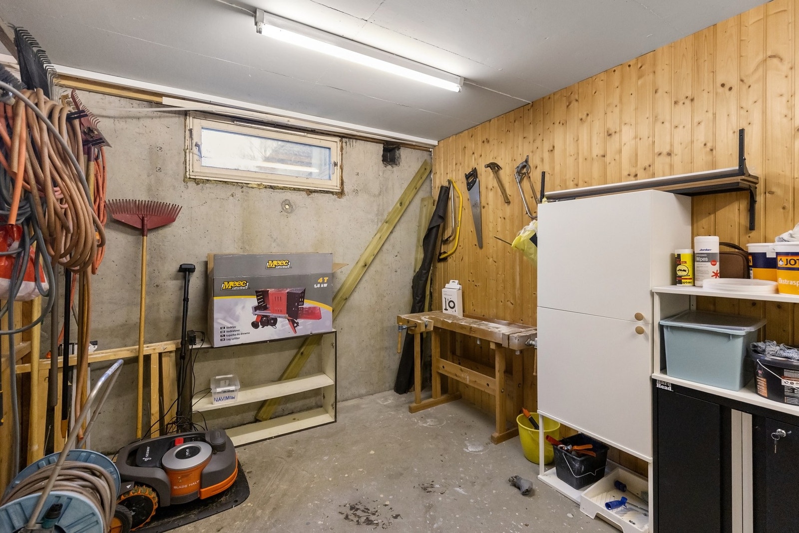 I tillegg til privat bod på 1o kvm, er det mye felles bod- og lagringsplass bl.a. felles snekkerbod,. Galleribilde