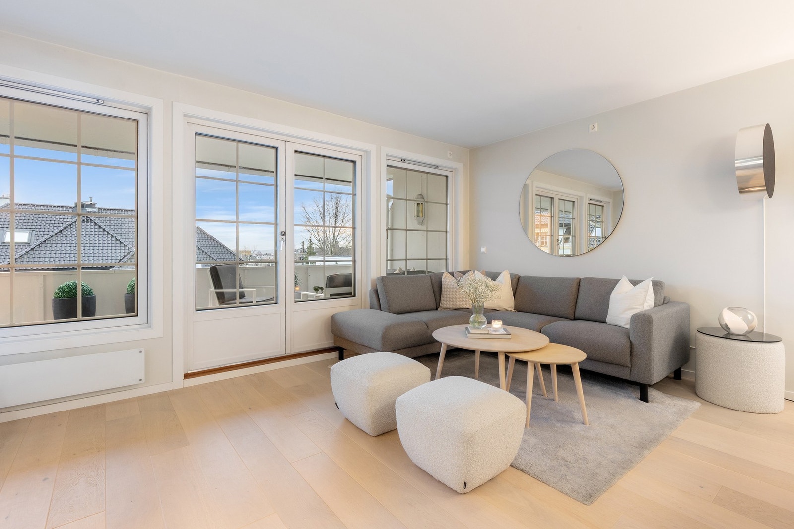 Stuen har store vindusflater som gir mye lysinnslipp. Utgang veranda med hyggelig utsikt. Galleribilde