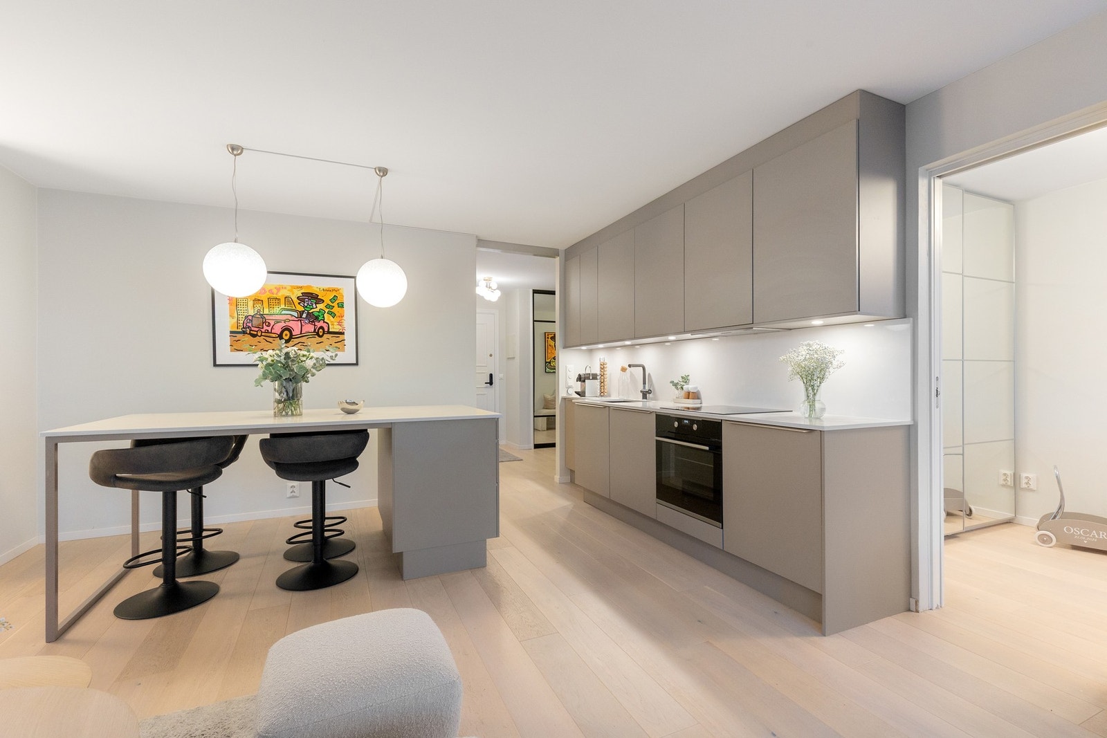 Åpen kjøkkenløsning i stuen skaper god romfølelse og legger til rette for sosiale sammenkomster og praktisk hverdagsliv. Galleribilde