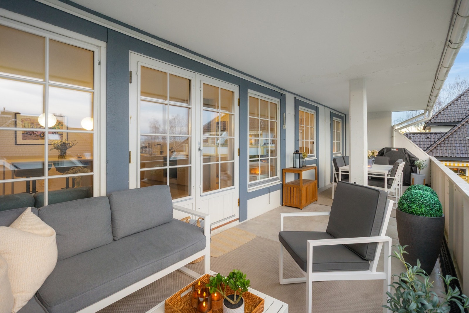 Stor og solrik veranda på 25 kvm, med sol fra ca. kl. 9-22 midtsommers. Galleribilde