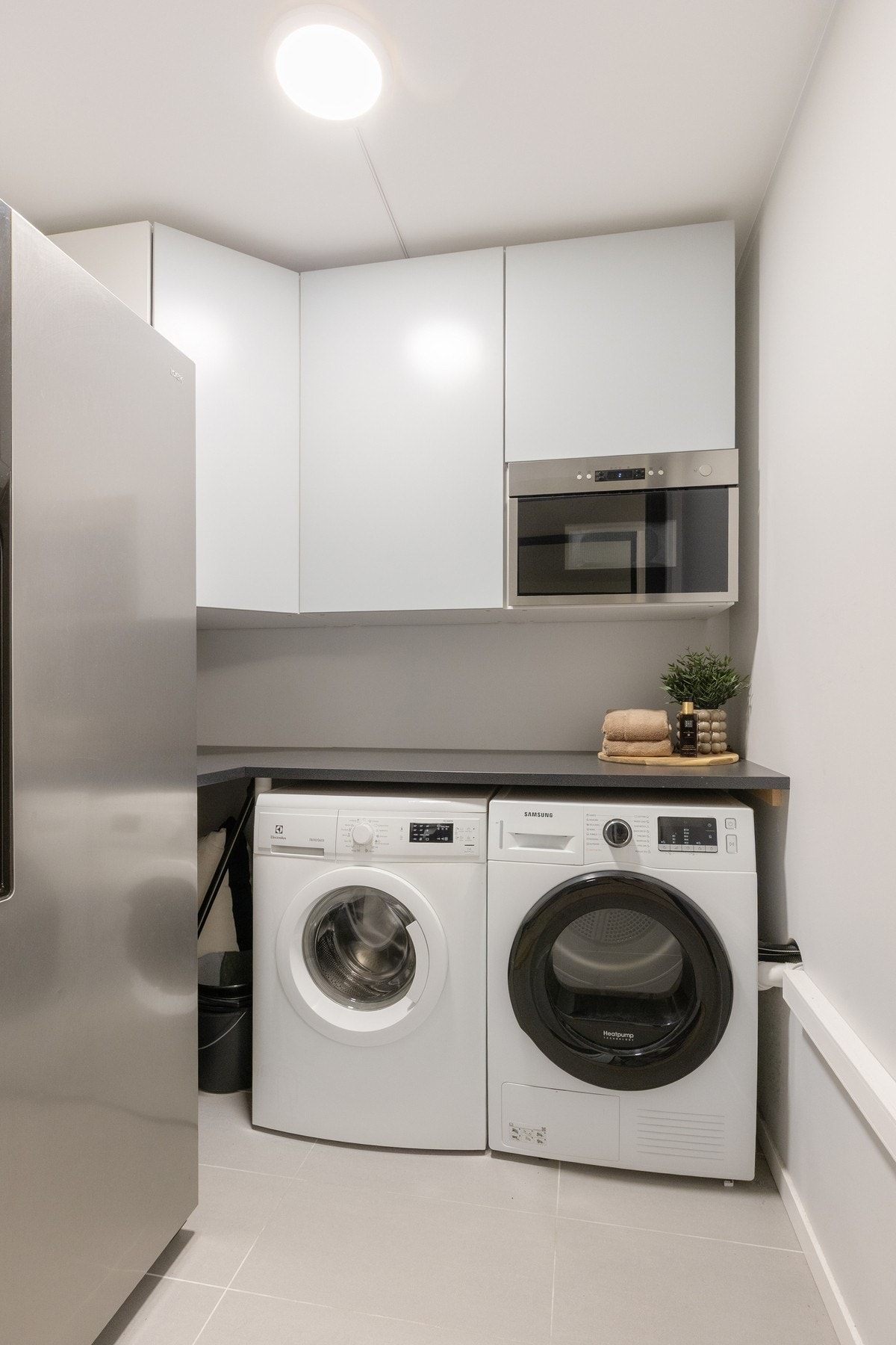 Grovkjøkken med plass til ytterligere hvitevarer. Det er opplegg for vask/tørk, ettersom det ikke er et våtrom, anbefales det å bruke waterguard. Galleribilde