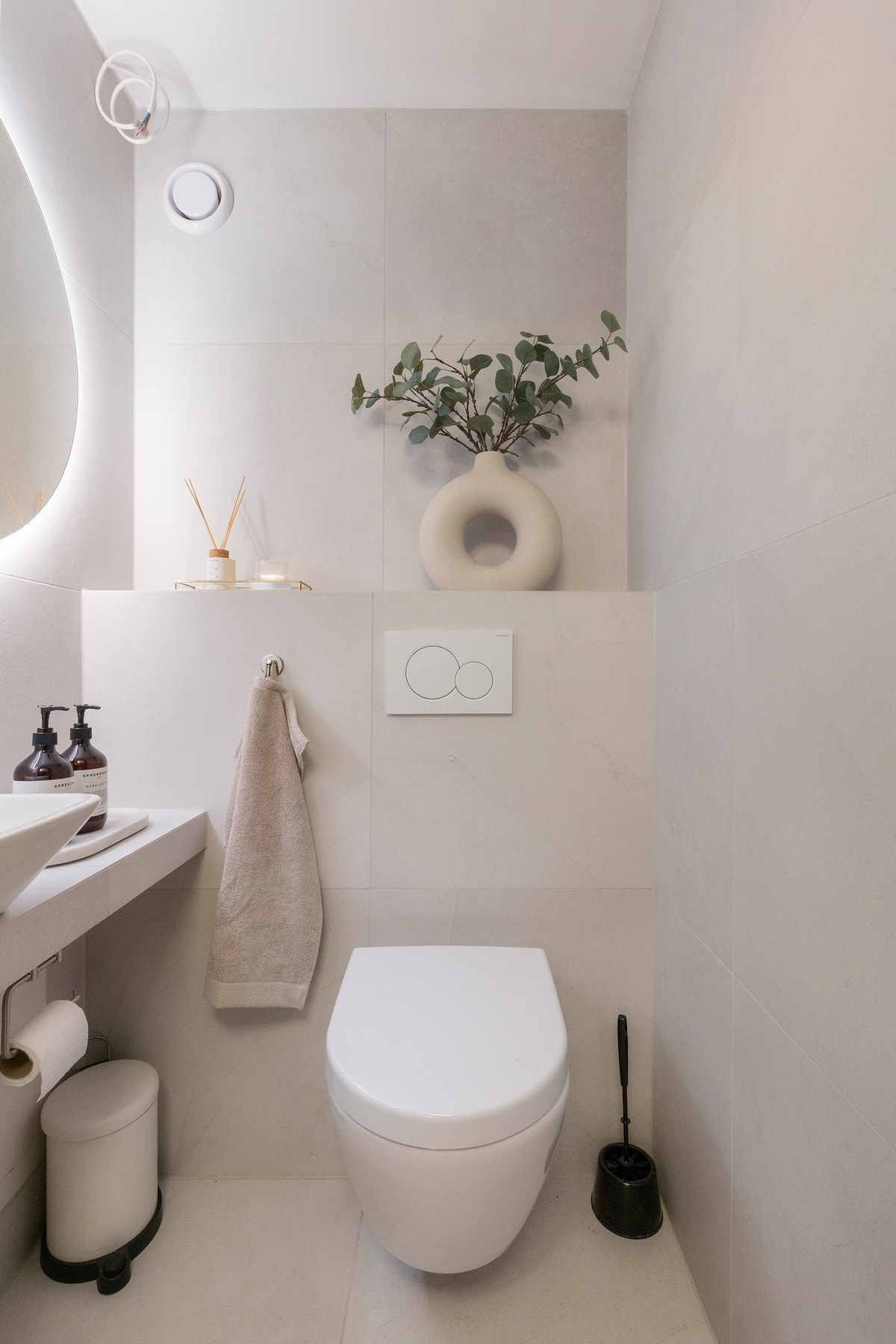 Toalettrommet har vegghengt Geberit-toalett, servant, speil med innfelt lys og varmekabler med termostat. Galleribilde