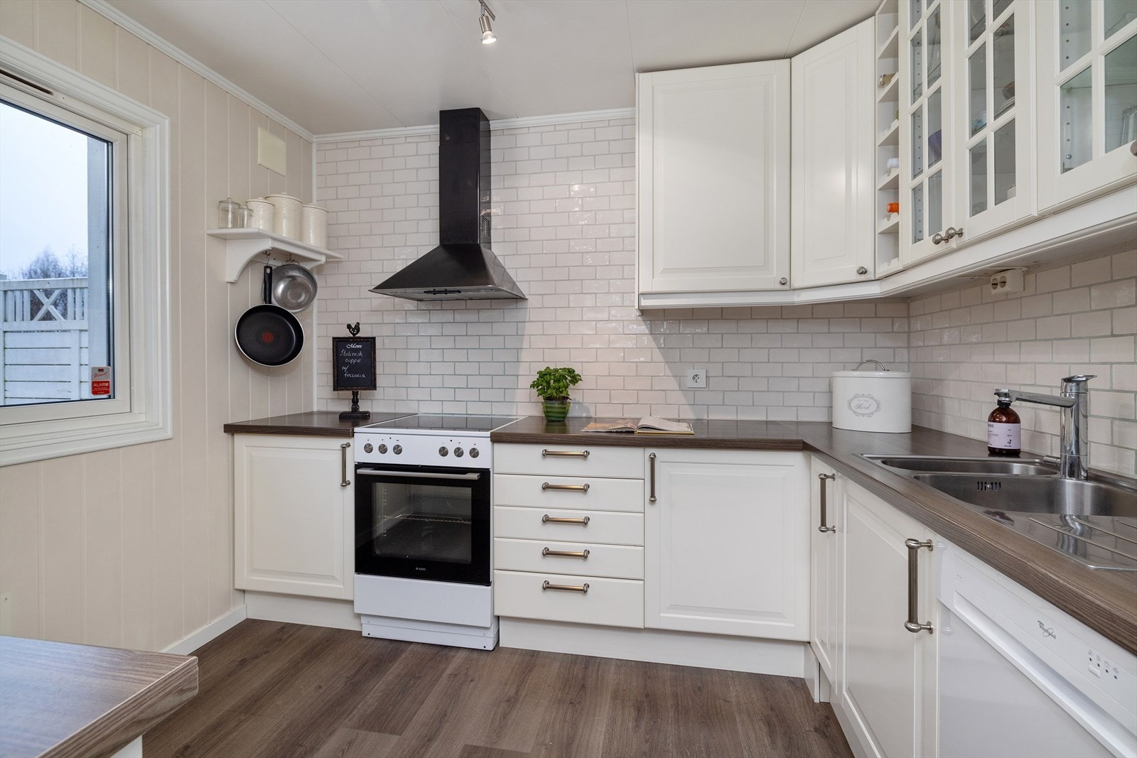 Kjøkken har godt med benk og skapplass Galleribilde