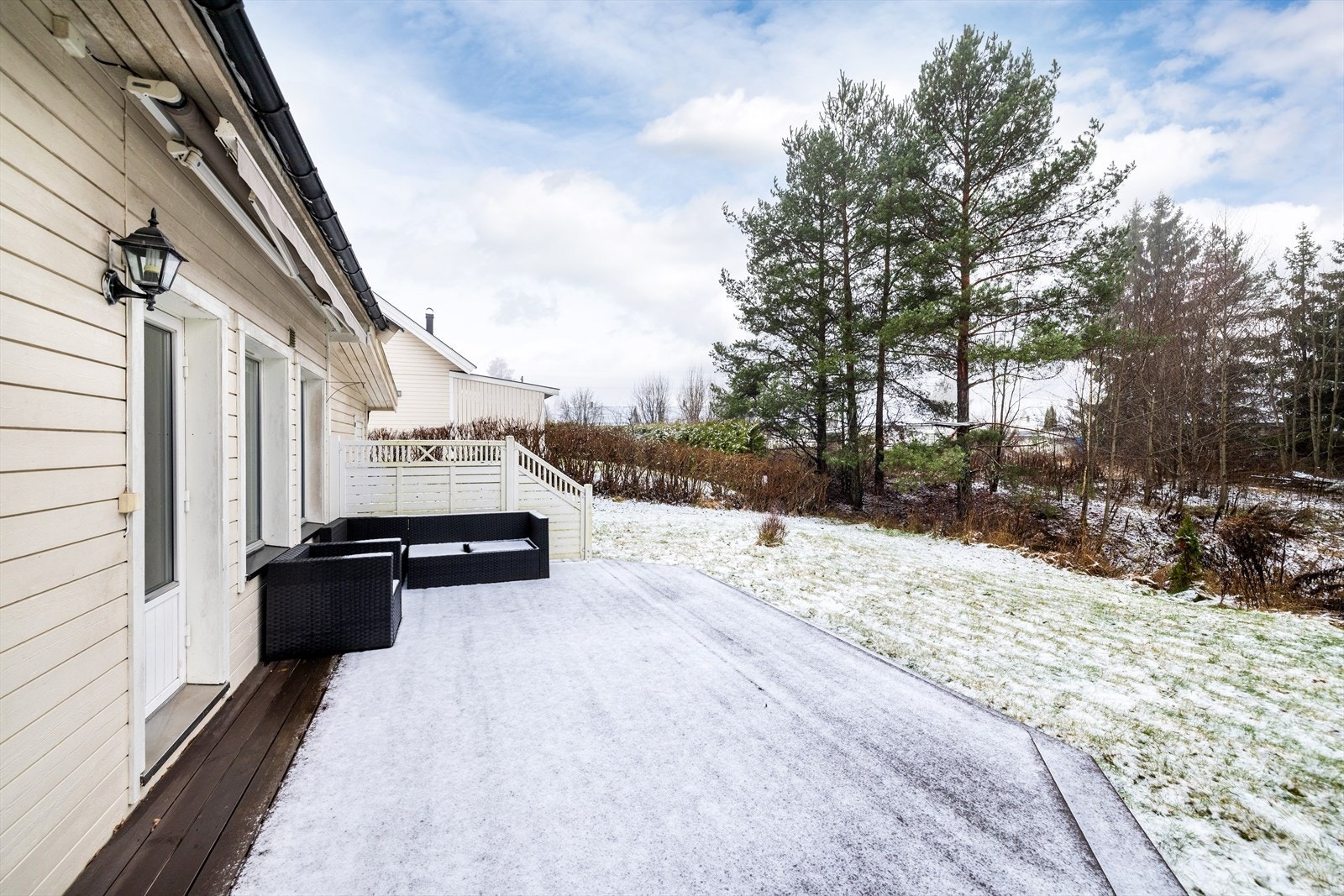 Fra stuen er det utgang til stor platting og lettstelt hage Galleribilde